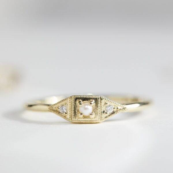 Baby Deco Ring, Pearl